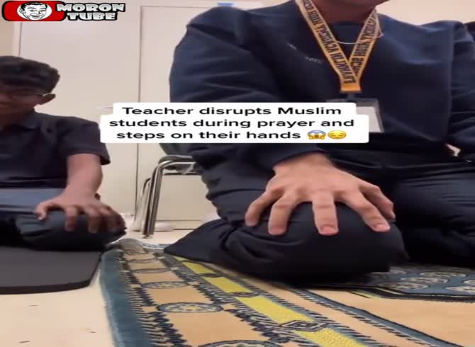 Video :After disrupting a Muslim prayer at her workplace, a teacher was dismissed